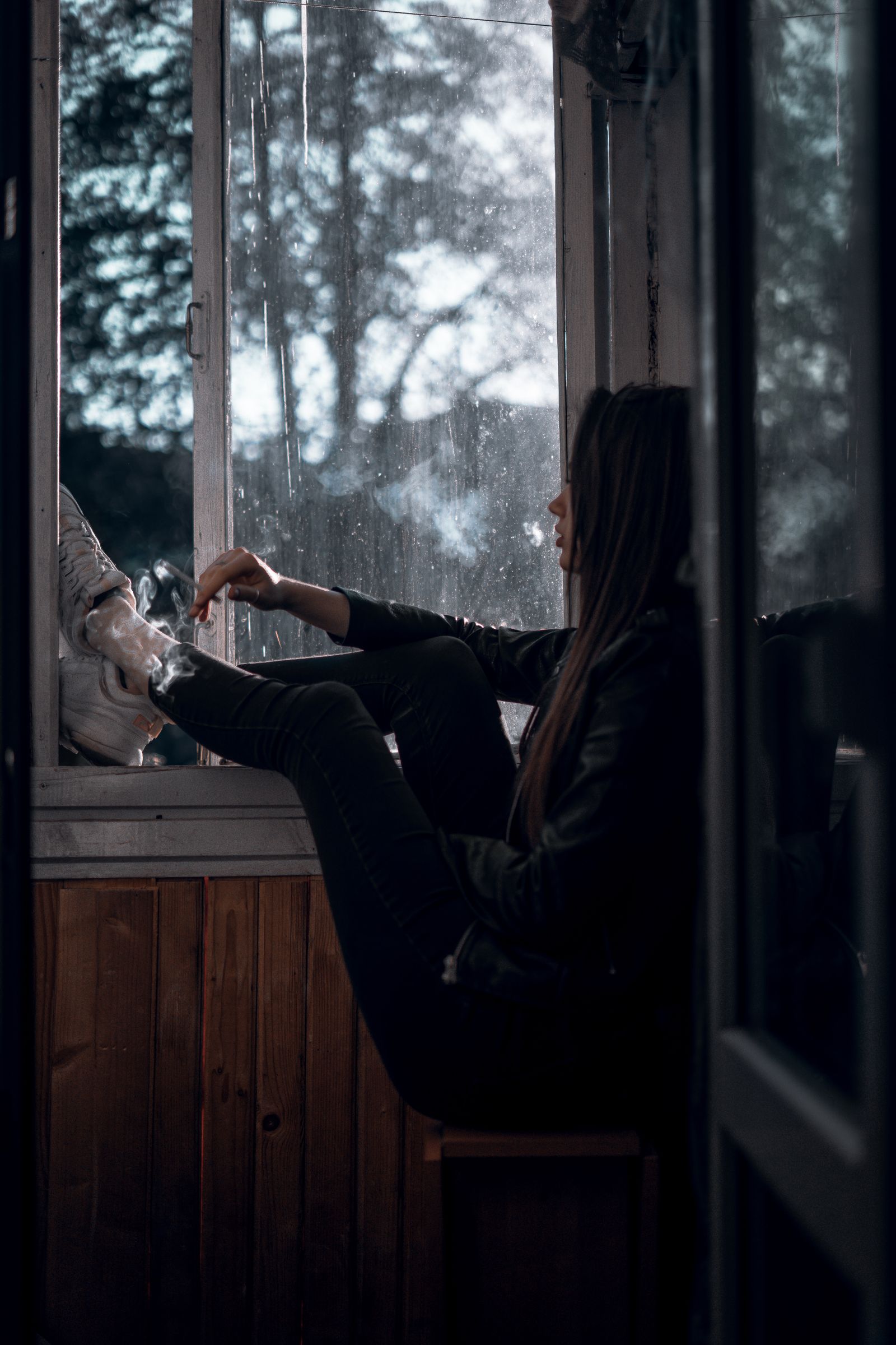 Persona reflexionando junto a una ventana
